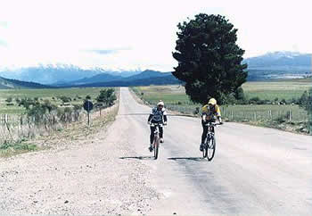 Ciclistas nos arredores de Esquel