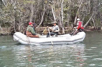Pescadores iniciando flotada no rio Rivadavia