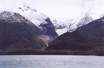 Visão parcial da geleira no lago Menendez