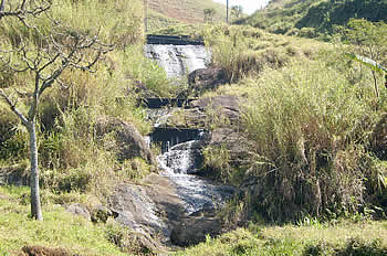 Uma das cachoeiras que abastecem o lago